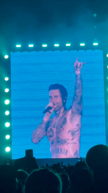 แฟนๆ ซูฮก!! ‘Adam Levine’ ท็อปฟอร์มในโชว์ Maroon 5 ครั้งที่ 6 ในไทย แฟนๆ ซูฮก!! ‘Adam Levine’ ท็อปฟอร์มในโชว์ Maroon 5 ครั้งที่ 6 ในไทย