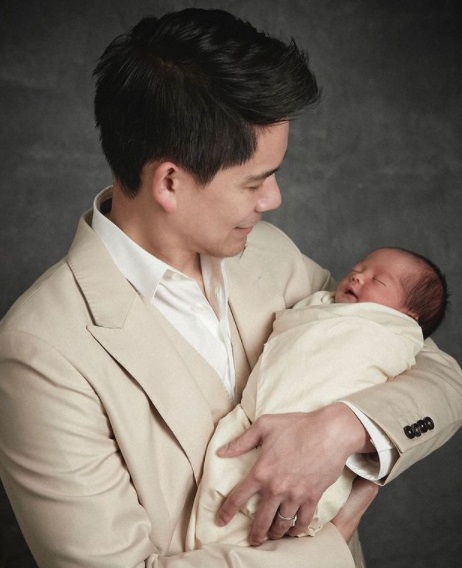 เปิดภาพ ศรีริต้า เจนเซ่น อุ้มลูกชายถ่ายรูปครอบครัวคลังคลอด