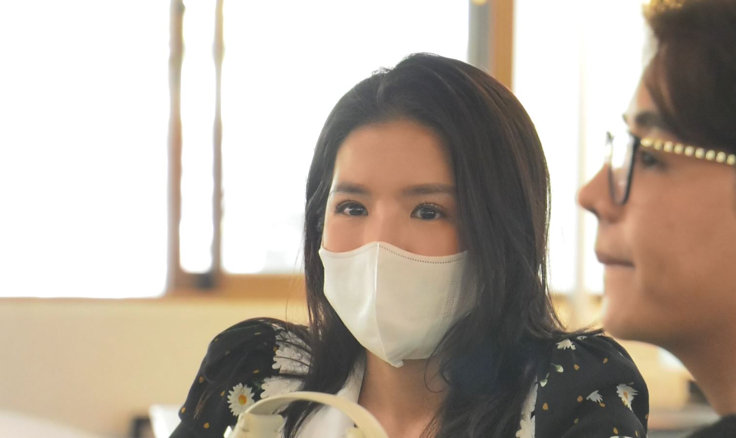 พ่อใบเตย เดินทางไปศาลให้กำลังใจลูกสาว เผยสิ่งที่ฝากฝังให้ช่วยดูแล