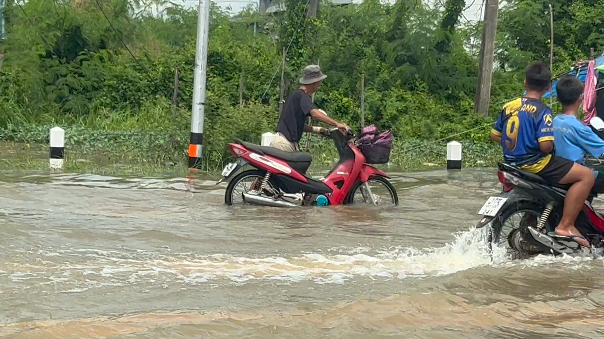 ขอนแก่นอ่วม! น้ำท่วมถนนสายเส้น หนักสุด อ.หนองสองห้อง ขอนแก่นอ่วม! น้ำท่วมถนนสายเส้น หนักสุด อ.หนองสองห้อง