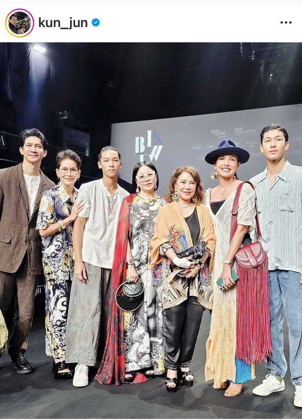 เคน-หน่อย เชียร์ติดขอบ! ลูกชายขึ้นเวทีแฟชั่นโชว์ โตเป็นหนุ่มแล้วหล่อเท่แพ็คคู่ เคน-หน่อย เชียร์ติดขอบ! ลูกชายขึ้นเวทีแฟชั่นโชว์ โตเป็นหนุ่มแล้วหล่อเท่แพ็คคู่