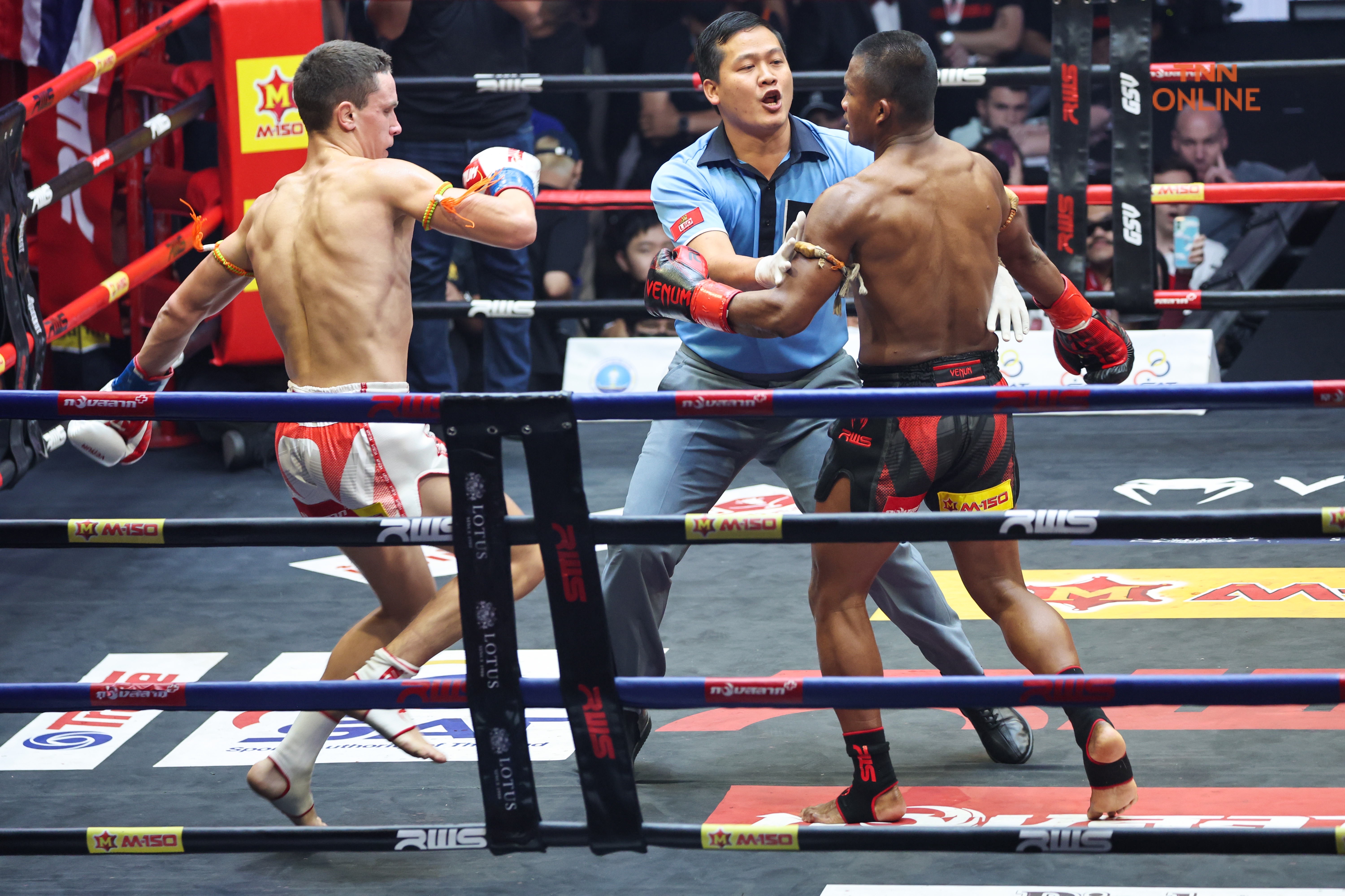 มวยมันส์ส่งท้ายปี บัวขาว-เยฟิเมนโก้ มีดีทั้งคู่ต่อยครบ 3 ยก มวยมันส์ส่งท้ายปี บัวขาว-เยฟิเมนโก้ มีดีทั้งคู่ต่อยครบ 3 ยก