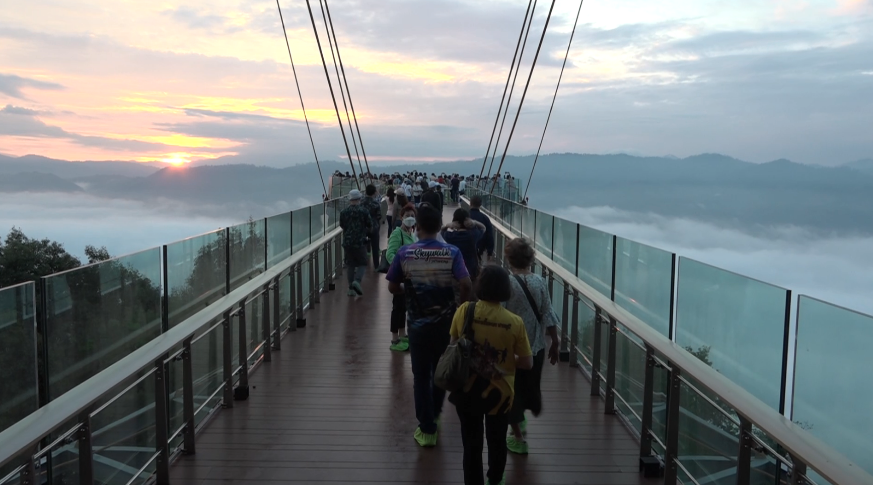 ที่เที่ยวเบตง “สกายวอล์กอัยเยอร์เวง” นทท.แห่ดับร้อนสัมผัส 23 องศาฯ