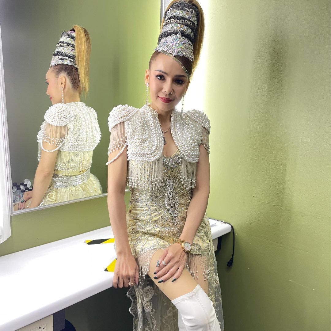 บัวผัน ทังโส เต้นโชว์แฟน ๆ จนต่างหูเพชรหลักแสน ร่วงหายไป