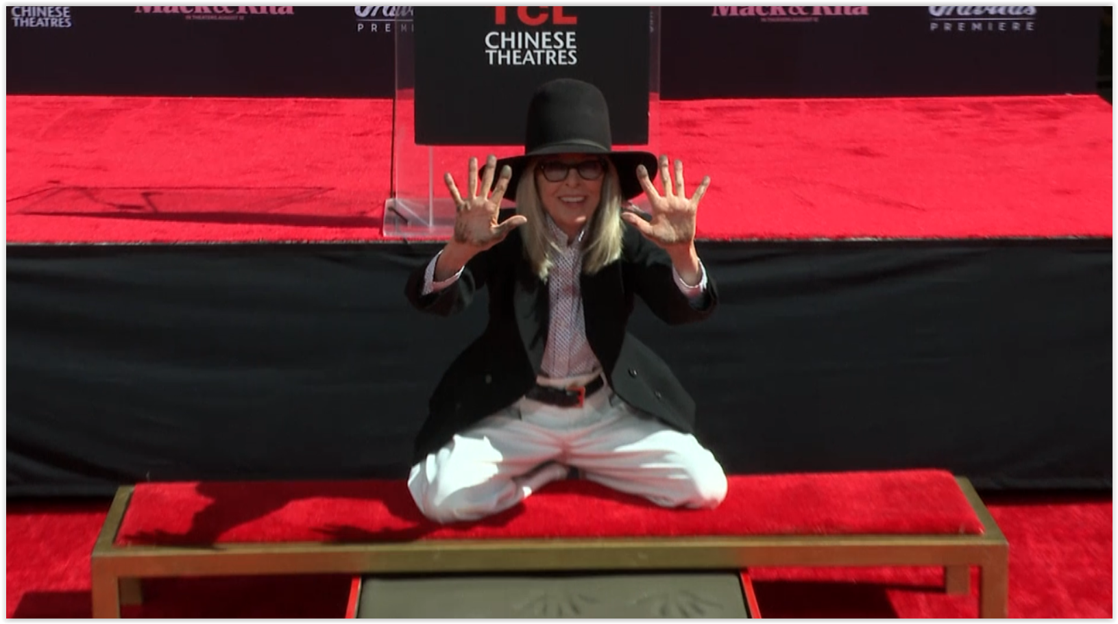 “Diane Keaton” ประทับรอยมือรอยเท้าที่  “TCL Chinese Theatre” 
