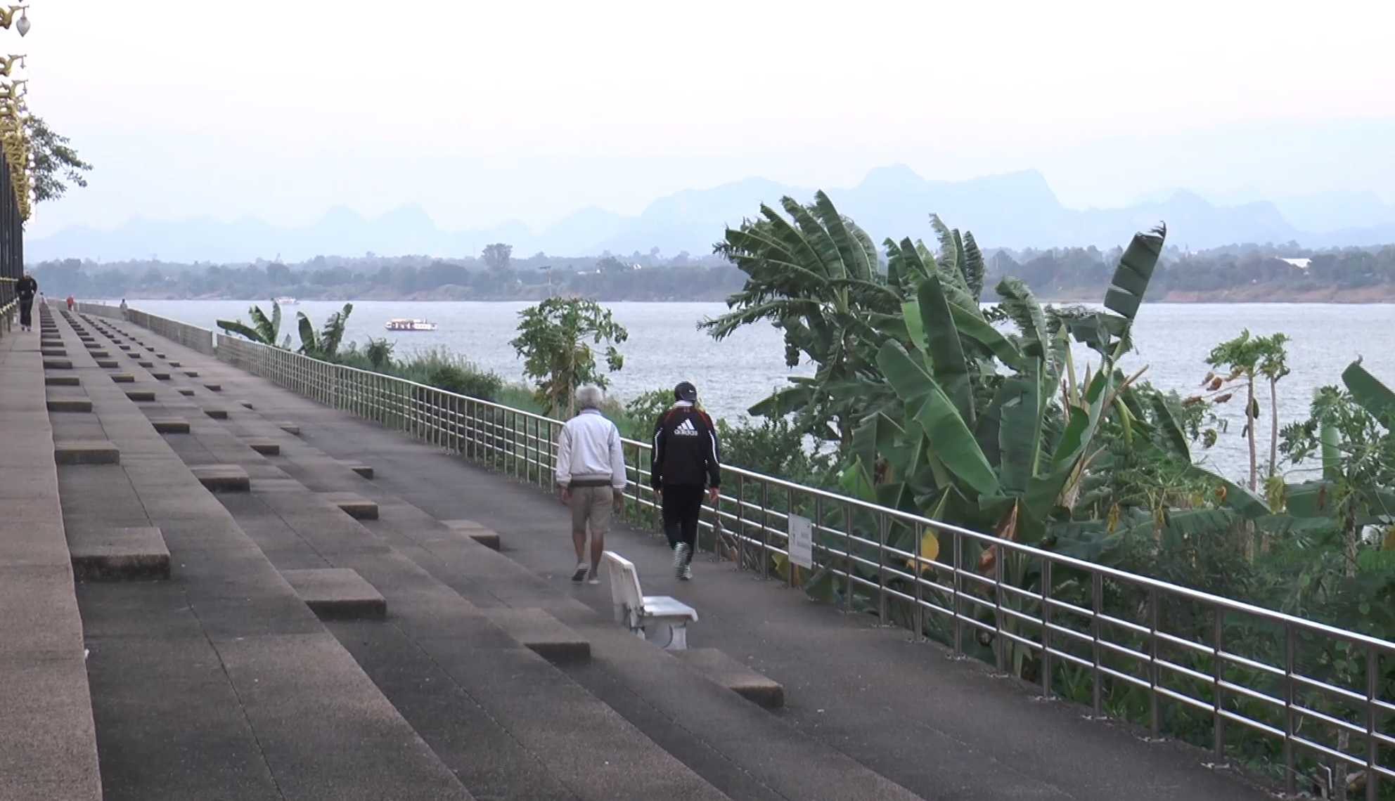 นครพนมหนาวสุดรอบปี อุณหภูมิเหลือ 15 องศาฯ คนเที่ยวริมโขงคึกคัก นครพนมหนาวสุดรอบปี อุณหภูมิเหลือ 15 องศาฯ คนเที่ยวริมโขงคึกคัก
