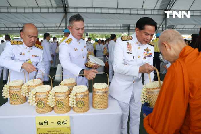 นายก นำตักบาตร-ถวายสัตย์ เนื่องในโอกาสวันเฉลิมพระชนมพรรษา พระบาทสมเด็จพระเจ้าอยู่หัว 6 รอบ นายก นำตักบาตร-ถวายสัตย์ เนื่องในโอกาสวันเฉลิมพระชนมพรรษา พระบาทสมเด็จพระเจ้าอยู่หัว 6 รอบ