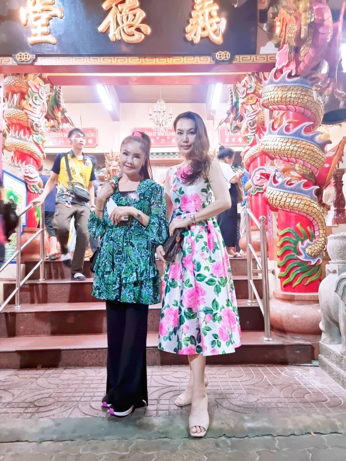 ตื่นเต้นและภูมิใจ ดาว มยุรี ตัดชุดให้ แม่ผึ้ง พุ่มพวง ดวงจันทร์ ครั้งแรก ตื่นเต้นและภูมิใจ ดาว มยุรี ตัดชุดให้ แม่ผึ้ง พุ่มพวง ดวงจันทร์ ครั้งแรก