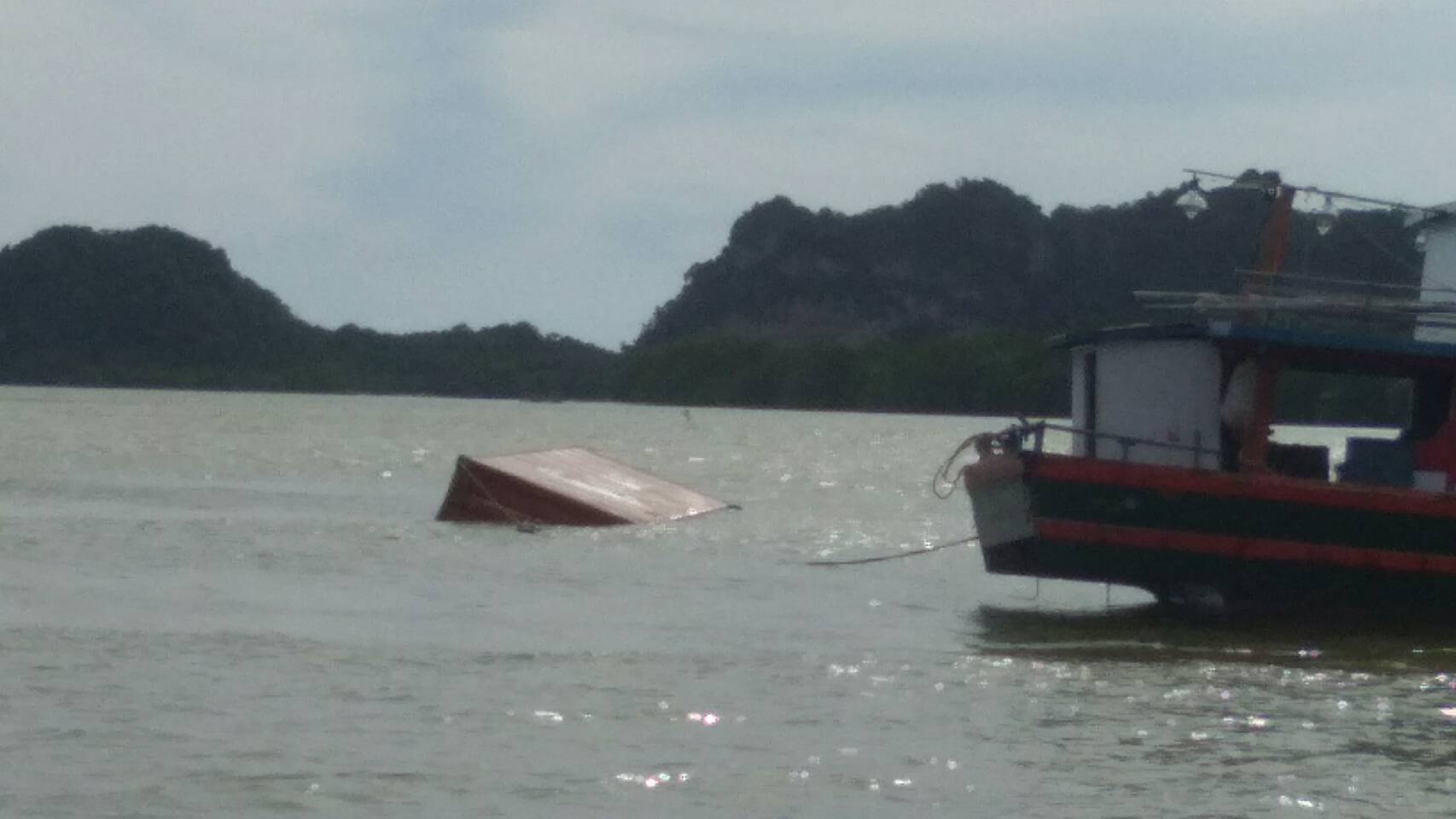 ด่วน! ตู้บรรทุกสินค้าร่วงกลางทะเลสตูล-เตือนเรือระวังวิ่งชน ด่วน! ตู้บรรทุกสินค้าร่วงกลางทะเลสตูล-เตือนเรือระวังวิ่งชน