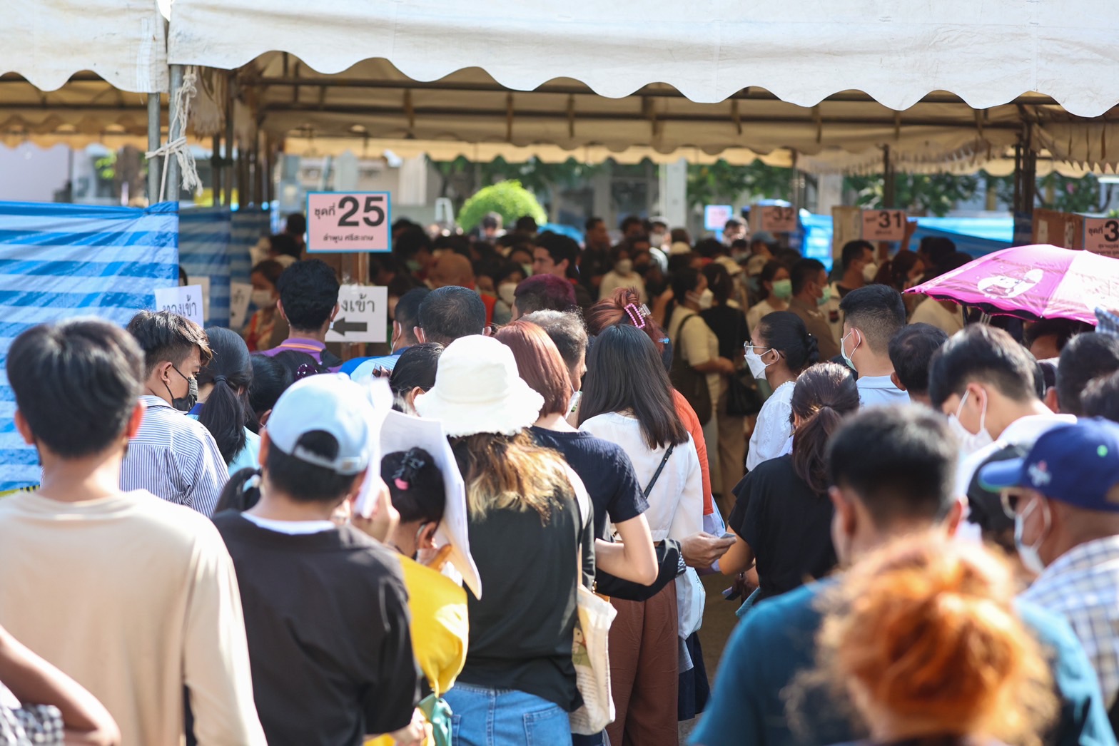 เลือกตั้ง 2566 บรรยากาศลือกตั้งล่วงหน้า ลาดจอดรถวัดธาตุทอง คนแน่น!