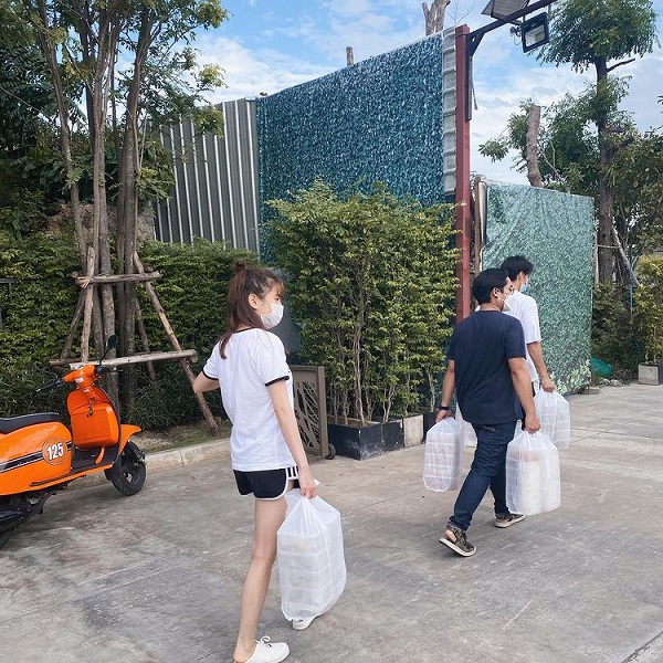 เด่นคุณ - แกรนด์ลงมือทำข้าวกล่อง แจกแคมป์คนงาน 200 กล่อง (มีคลิป) เด่นคุณ - แกรนด์ลงมือทำข้าวกล่อง แจกแคมป์คนงาน 200 กล่อง (มีคลิป)