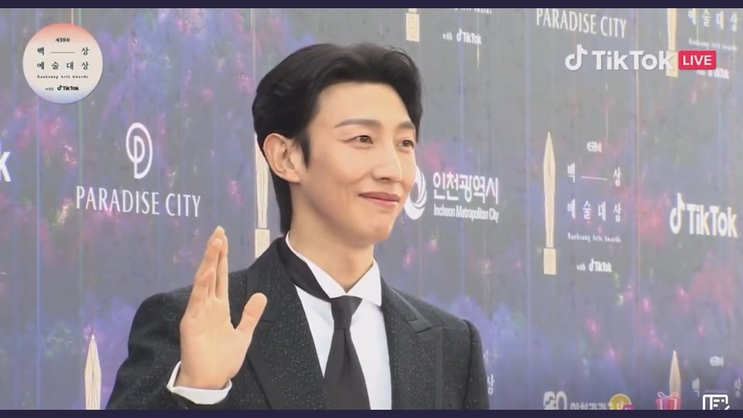 ลุ้น Baeksang Arts Awards!! ‘ซงฮเยคโย-ซูจี-พัคจินยอง-พัคโบกอม’ นำทัพซุปตาร์หล่อสวยบนพรมแดง