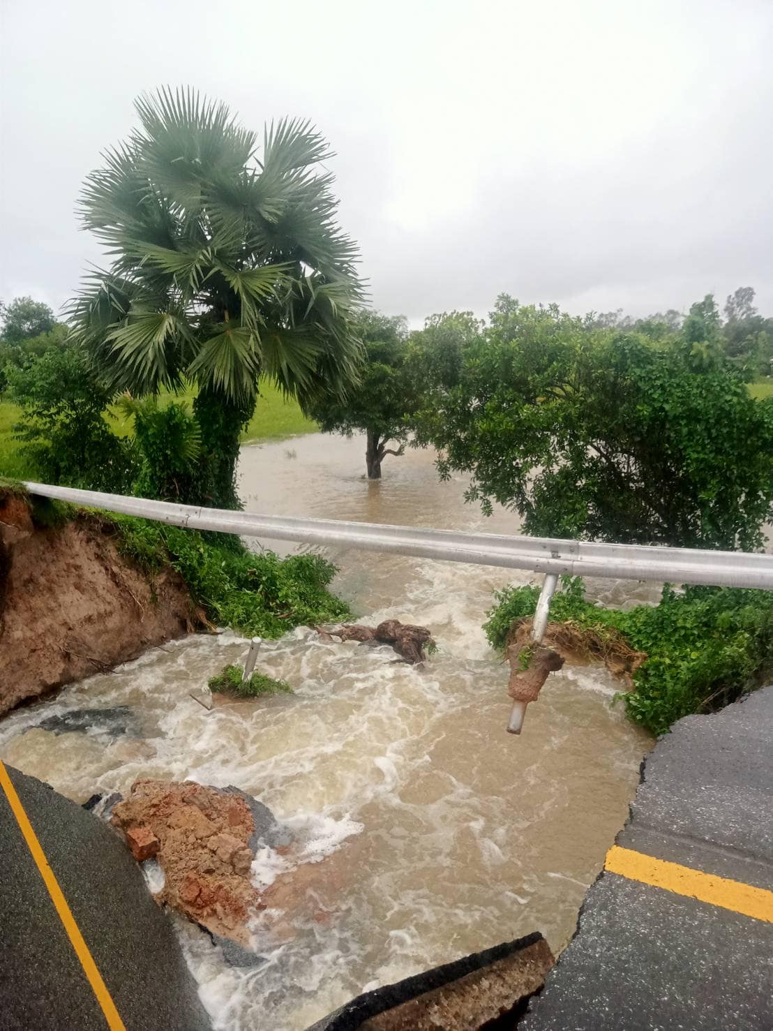 พายุโนรูเข้าไทยแผลงฤทธิ์แรง! ถนนทรุดทางขาด ในอ.วารินชำราบ อุบลฯ-สัญจรผ่านไม่ได้ พายุโนรูเข้าไทยแผลงฤทธิ์แรง! ถนนทรุดทางขาด ในอ.วารินชำราบ อุบลฯ-สัญจรผ่านไม่ได้