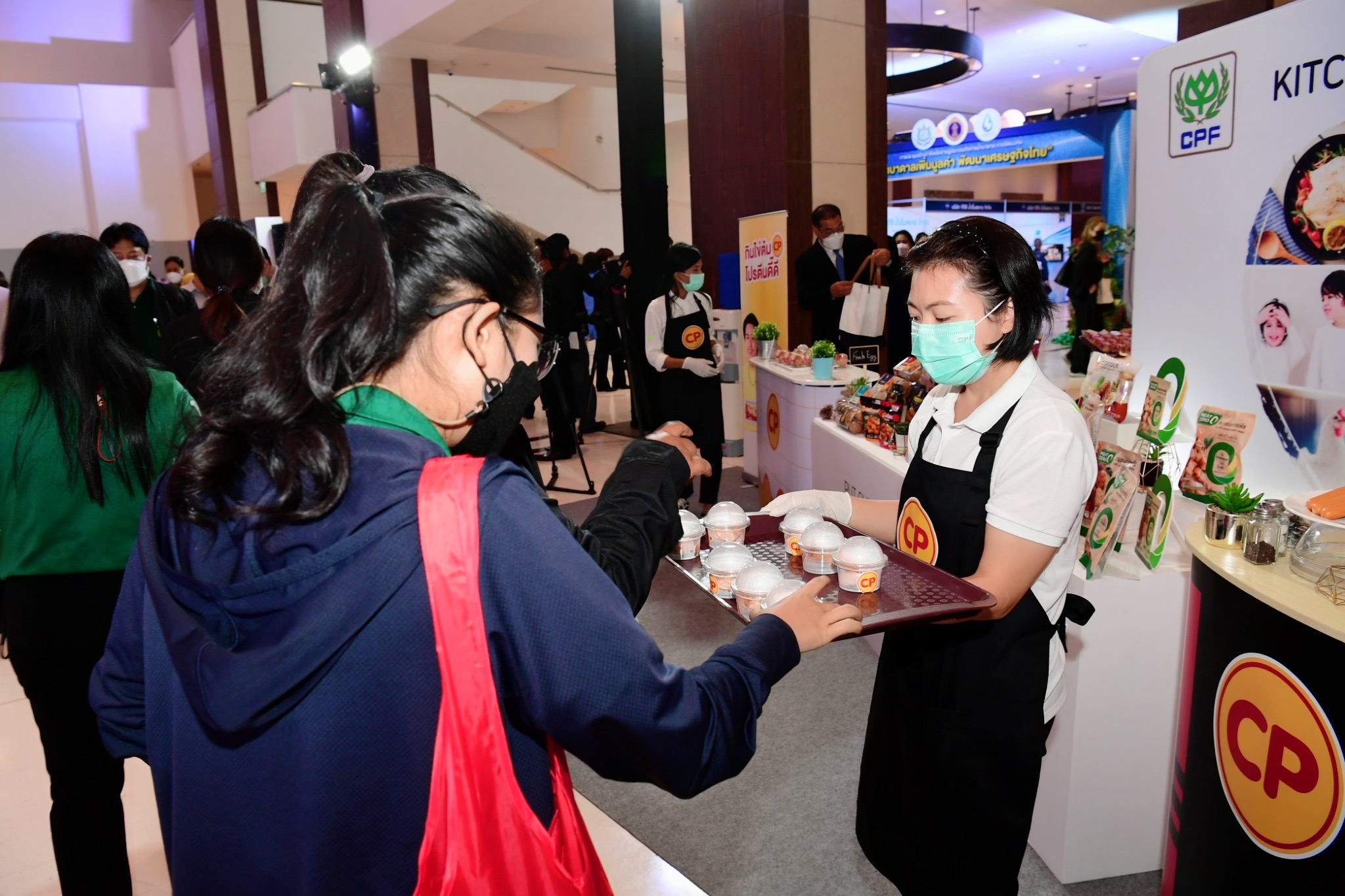 รองนายกฯ ประวิตร ชมนวัตกรรมอาหารและการบริหารจัดการน้ำ CPF