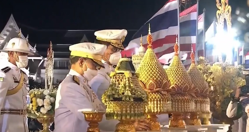 นายกฯ นำจุดเทียนถวายพระพรชัยมงคล วันเฉลิมพระชนมพรรษา พระบาทสมเด็จพระเจ้าอยู่หัว