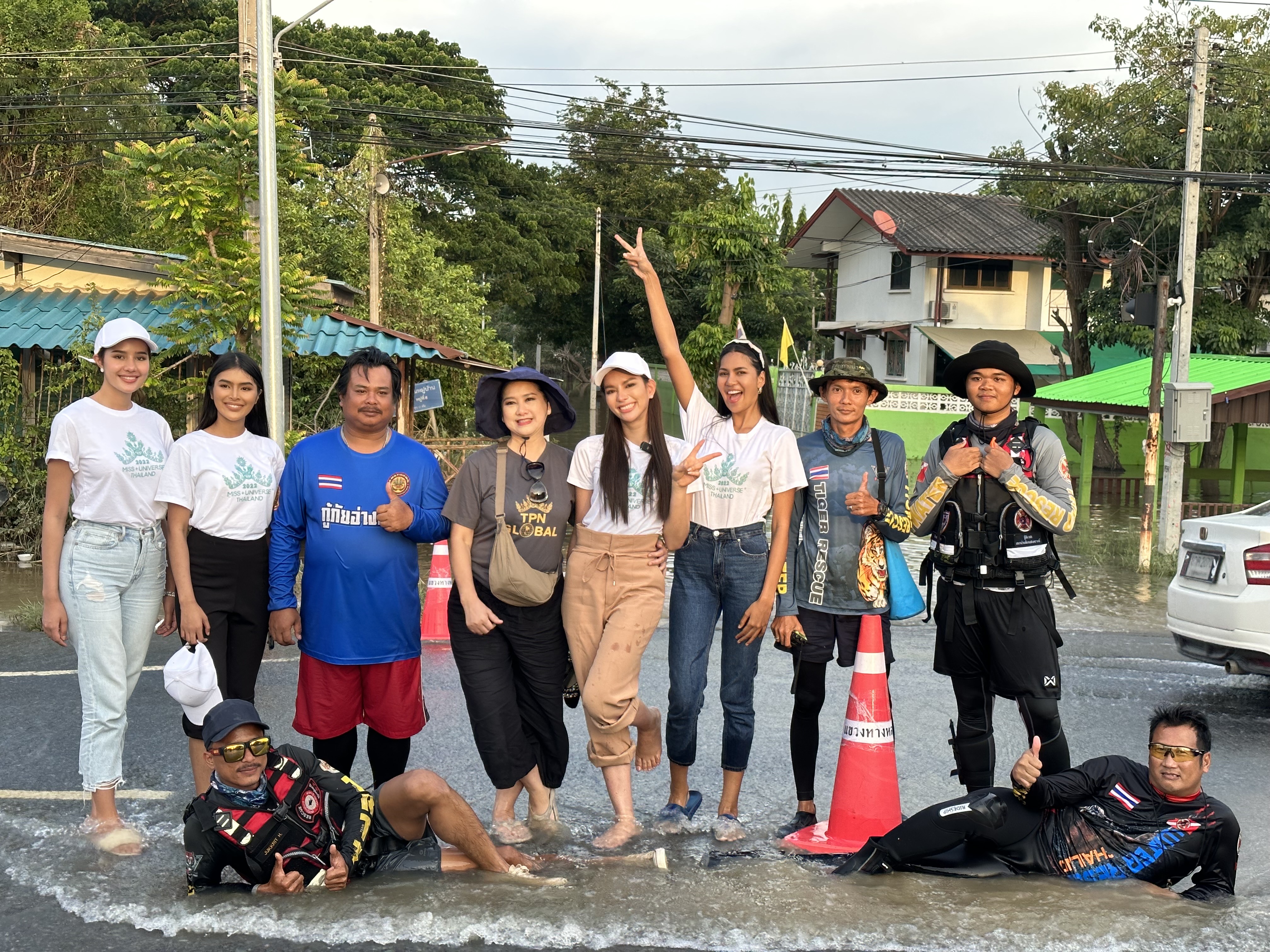 “แอนนาเสือ-แม่ปุ้ย” นำทีมนางงาม TPNG ลงเรือเยี่ยมให้กำลังใจ พร้อมแจกถุงยังชีพช่วยผู้ประสบภัยน้ำท่วม “แอนนาเสือ-แม่ปุ้ย” นำทีมนางงาม TPNG ลงเรือเยี่ยมให้กำลังใจ พร้อมแจกถุงยังชีพช่วยผู้ประสบภัยน้ำท่วม