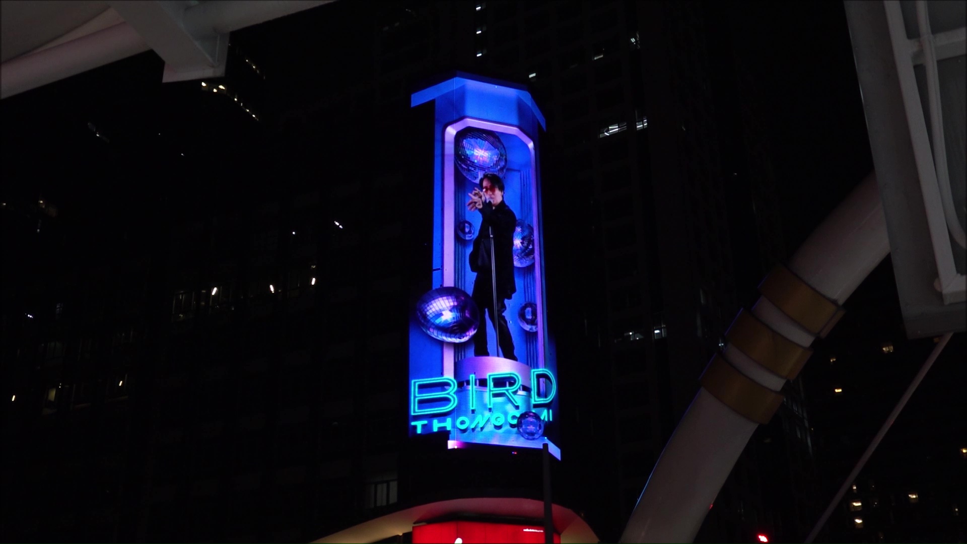 “เบิร์ด ธงไชย” ปรากฏตัวทั่วกรุง ฉลองคอนเสิร์ตกระแสตอบรับดี “เบิร์ด ธงไชย” ปรากฏตัวทั่วกรุง ฉลองคอนเสิร์ตกระแสตอบรับดี