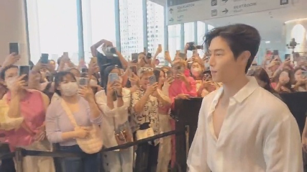 แฟนคลับแน่น “มาร์ค ต้วน”  ร่วมงานอีเว้นท์ใจกลางเมือง    (มีคลิป)