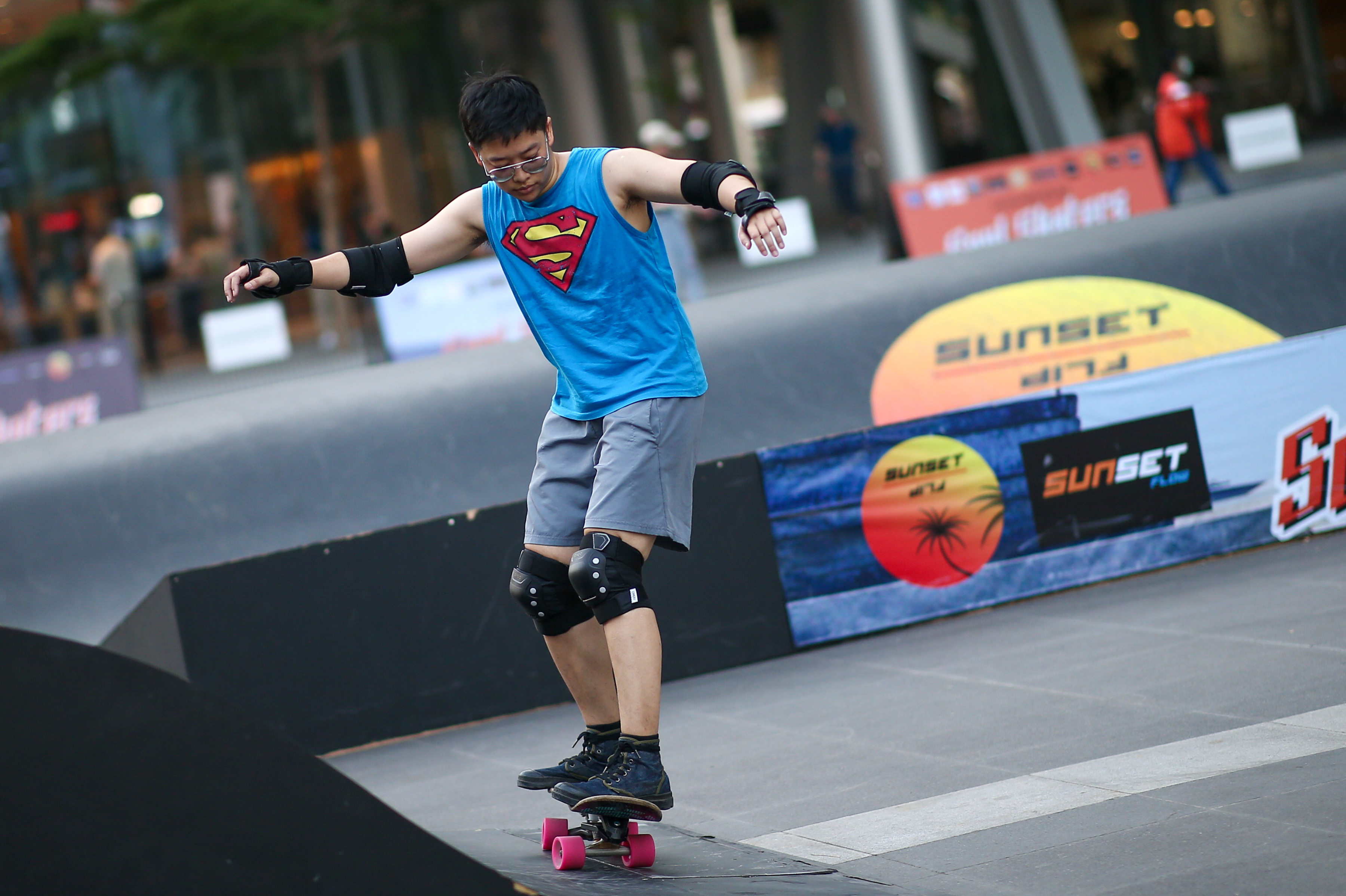 เซิร์ฟสเก็ต กระแสแรงแห่วิ่งกรูเข้าห้าง แย่งกันซื้อหมดภายในพริบตา เซิร์ฟสเก็ต กระแสแรงแห่วิ่งกรูเข้าห้าง แย่งกันซื้อหมดภายในพริบตา