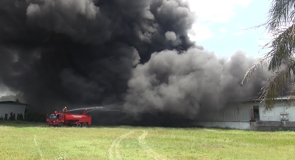 ระทึก! ไฟไหม้โรงงานโฟม-พลาสติก ควันโขมงพวยพุ่งเต็มท้องฟ้า