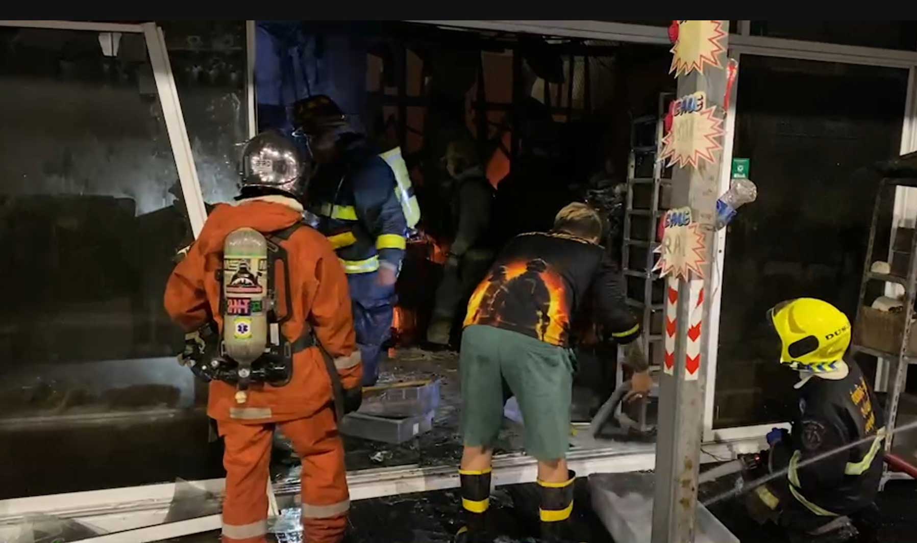 ไฟไหม้โซนสัตว์เลี้ยง ตลาดนัดจตุจักร วอด 118 ห้อง สัตว์ตายนับพันตัว! ไฟไหม้โซนสัตว์เลี้ยง ตลาดนัดจตุจักร วอด 118 ห้อง สัตว์ตายนับพันตัว!