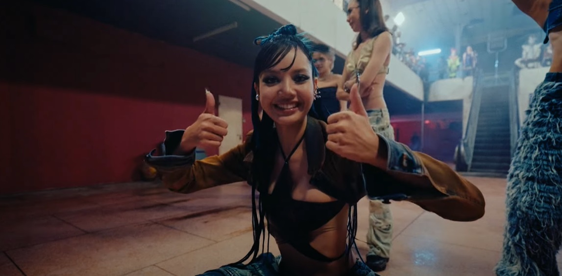 เปิดคลิปเบื้องหลัง ก่อนจะเป็น MV เพลง ROCKSTAR ของ “ลิซ่า” BLACKPINK เปิดคลิปเบื้องหลัง ก่อนจะเป็น MV เพลง ROCKSTAR ของ “ลิซ่า” BLACKPINK