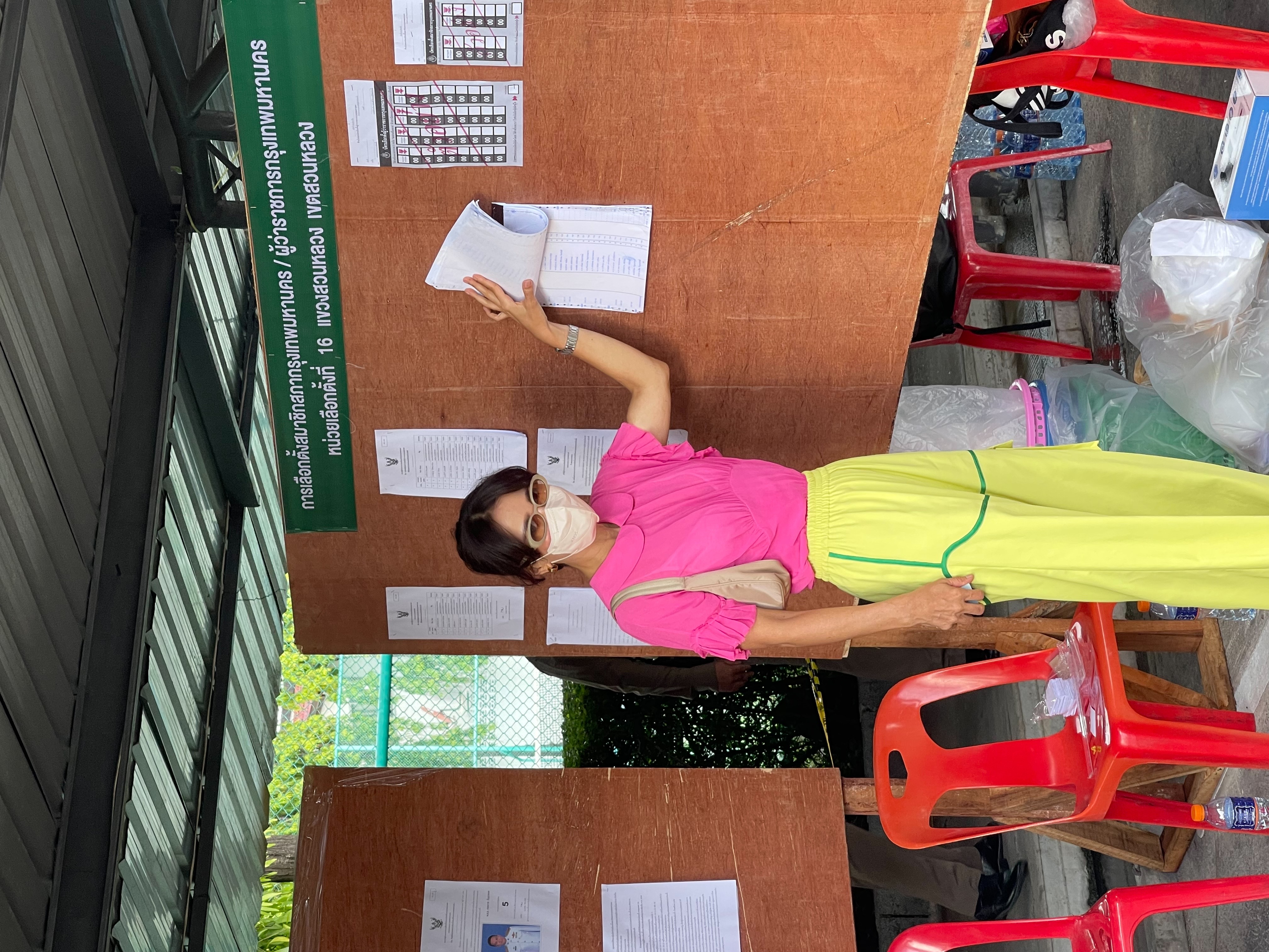 เปิดเครื่องหมายสัญลักษณ์บัตรดี-เสีย แอน ทองประสม นำทีมคนบันเทิงใช้สิทธิ! เลือกตั้งผู้ว่าฯ กทม. 2565