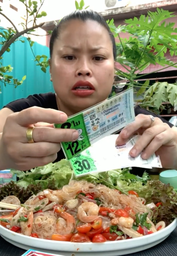 ไวรัลฮา “สาวเจ้ย” ซื้อหวยเฉียดมีเลขเบิ้ลทุกตัวยกเว้น 55 ยอดชมล้านวิว! ไวรัลฮา “สาวเจ้ย” ซื้อหวยเฉียดมีเลขเบิ้ลทุกตัวยกเว้น 55 ยอดชมล้านวิว!