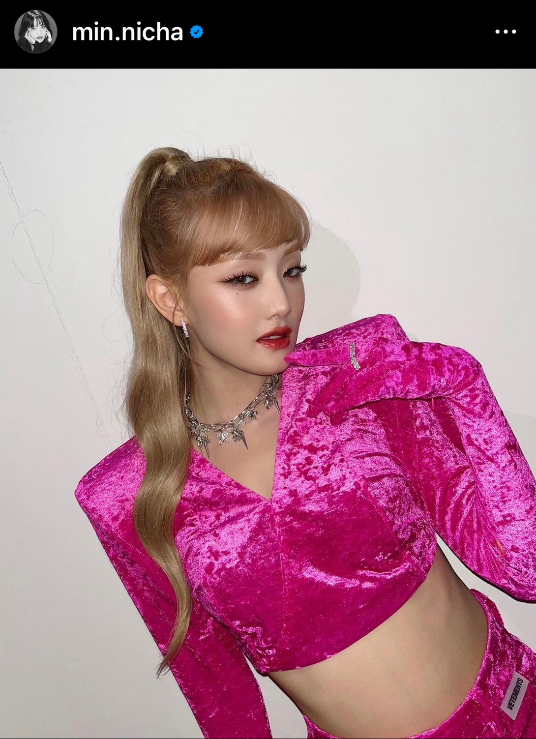  “มินนี่ (G)I-DLE” สวยละมุนในชุดไทยสีแดง ทำแฟนๆ แห่คอมเมนต์กันรัวๆ