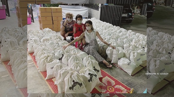 “แม่โบว์-น้องมะลิ”  แท็กทีมทำถุงปันน้ำใจช่วยเหลือผู้ที่เดือดร้อนจากโควิด-19  (มีคลิป) 