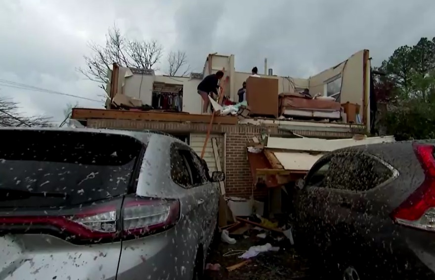 พายุทอร์นาโด 7 ลูก ถล่มสหรัฐฯ ปชช.กว่า 30,000 คนไม่มีไฟฟ้าใช้