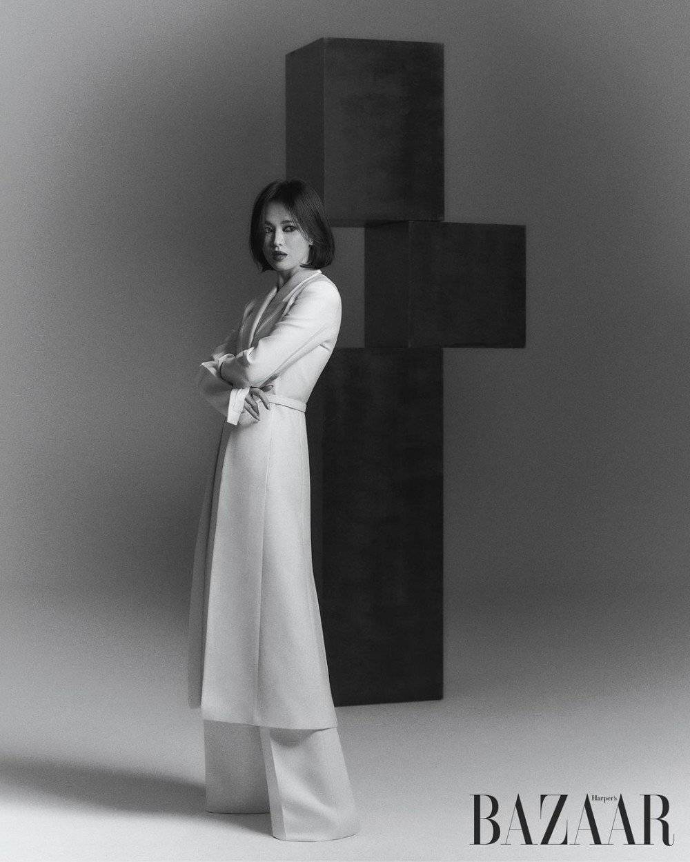 ซงฮเยคโย เปลี่ยนลุคเป็นสาวเข้มดูลึกลับแต่ยังสวยไม่สร่างในการถ่ายแบบให้นิตยสาร Harper's Bazaar