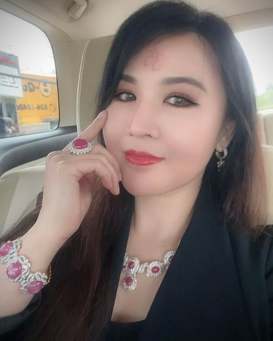 “เพชรพันปี” คือใคร ทำความรู้จักเจ้าของร้านเพชรสายมูดีกรีไม่ธรรมดา