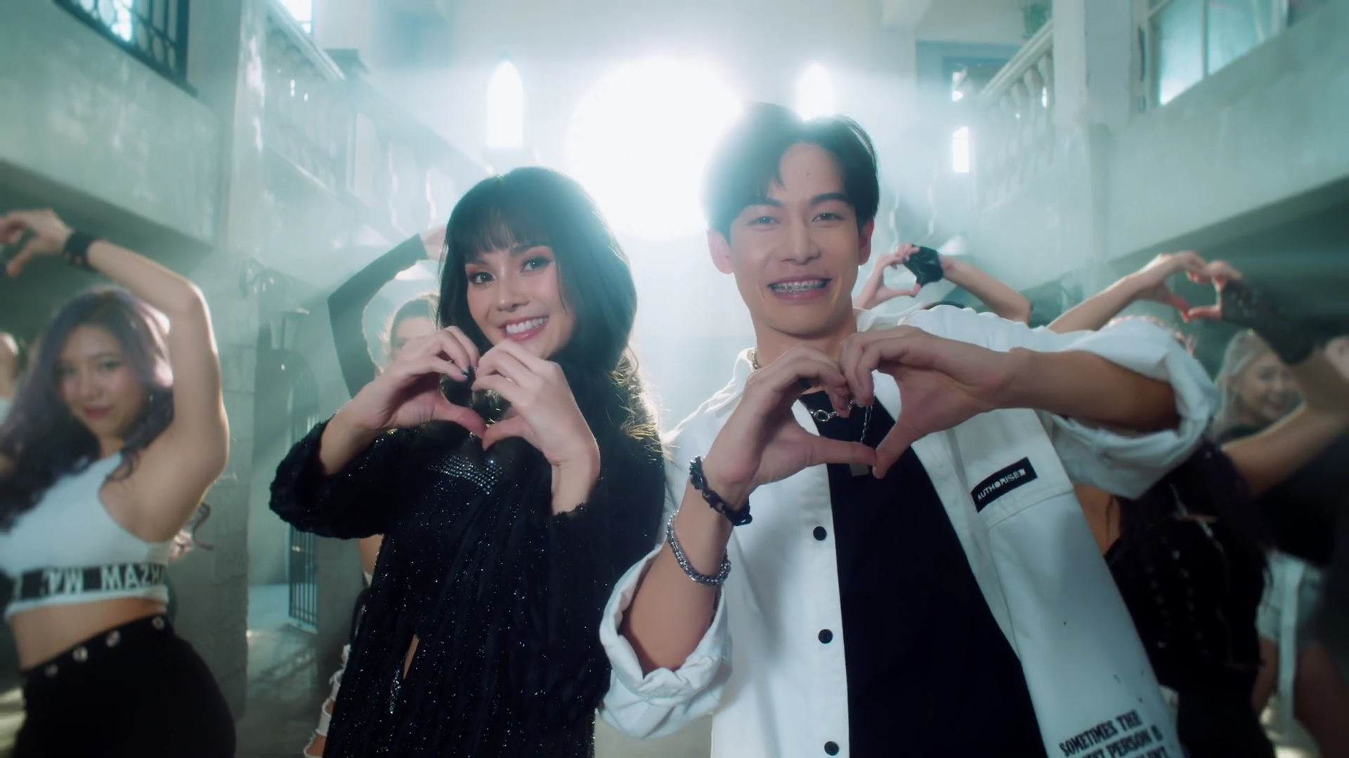 “เซ้นต์-อร” ไม่ยอมตกเทรนด์ โชว์สเต็ป “ฮักต้าวหลาย challenge” “เซ้นต์-อร” ไม่ยอมตกเทรนด์ โชว์สเต็ป “ฮักต้าวหลาย challenge”