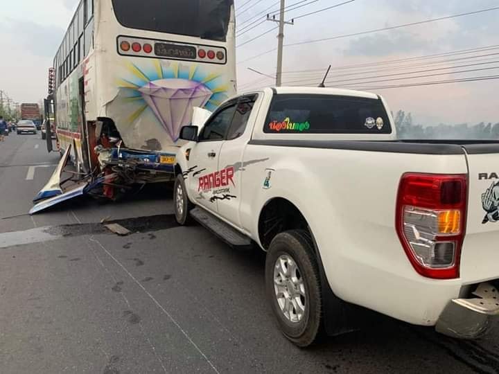 เผาไร่เป็นเหตุ!ควันไฟโขมงคลุมถนน ทำรถชนกันยับที่ลพบุรี