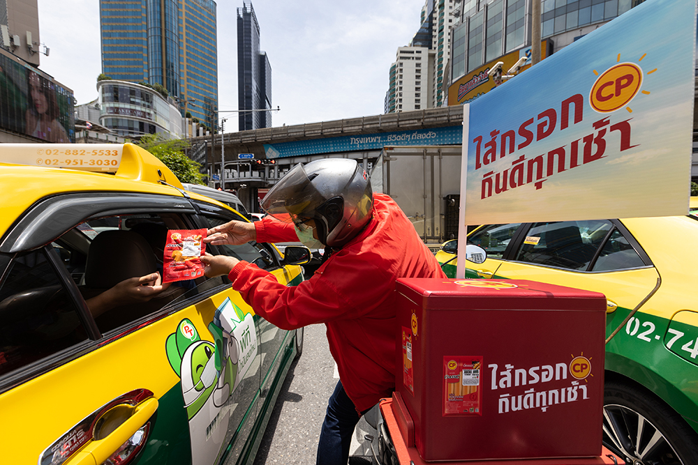 CPF ยกทัพไรเดอร์ ลุยแจกฟรี! 'ไส้กรอก ซีพี' กินดีทุกเช้า ย่านธุรกิจกลางกรุง