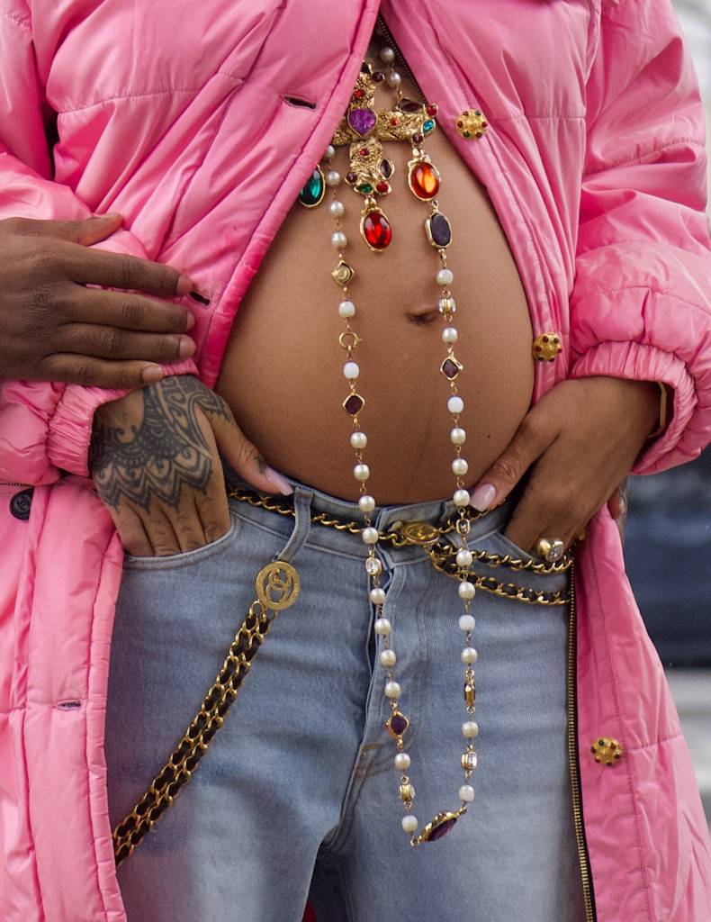 เซอร์ไพรส์! ริฮานนา โชว์หน้าท้องที่แสดงให้เห็นว่าเธอกำลังตั้งครรภ์ลูกคนแรก เซอร์ไพรส์! ริฮานนา โชว์หน้าท้องที่แสดงให้เห็นว่าเธอกำลังตั้งครรภ์ลูกคนแรก