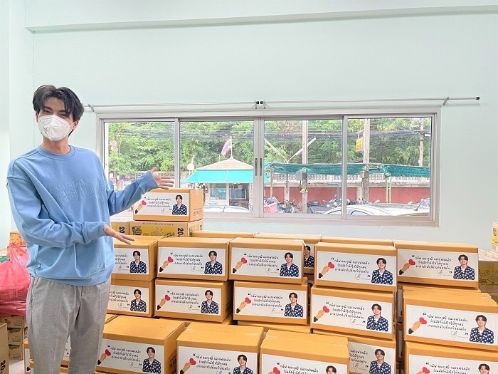 กลัฟ คณาวุฒิ ผุดโครงการ กลัฟแชริตี้ ส่งกล่องปันน้ำใจช่วยผู้เดือดร้อน กลัฟ คณาวุฒิ ผุดโครงการ กลัฟแชริตี้ ส่งกล่องปันน้ำใจช่วยผู้เดือดร้อน