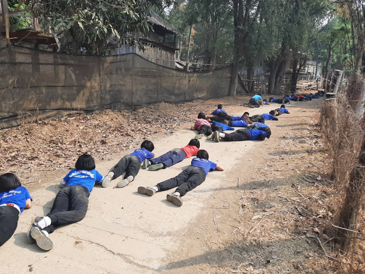 รร.บ้านท่าตาฝั่งซ้อมอพยพหลบปืนใหญ่ หากประเทศเพื่อนบ้านรบกัน รร.บ้านท่าตาฝั่งซ้อมอพยพหลบปืนใหญ่ หากประเทศเพื่อนบ้านรบกัน