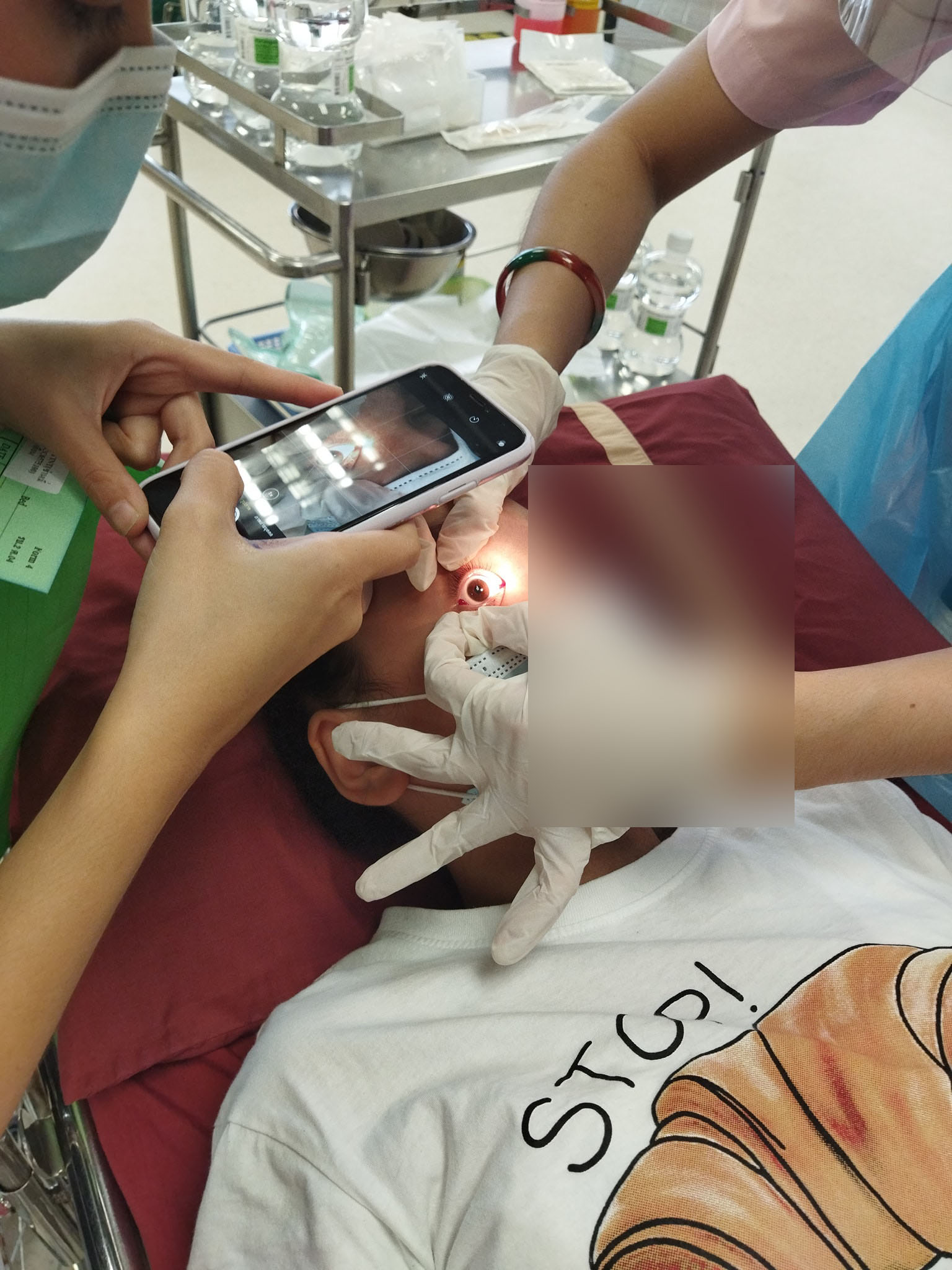แม่โพสต์อุทาหรณ์! ลูกสาวเรียนออนไลน์-เล่นโทรศัพท์ เลือดออกในตา