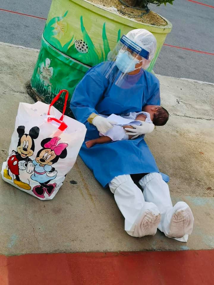 เปิดภาพ “นางฟ้ารพ.สนาม” อุ้มทารกแม่ติดโควิด รอส่งกลับไปให้ญาติดูแล เปิดภาพ “นางฟ้ารพ.สนาม” อุ้มทารกแม่ติดโควิด รอส่งกลับไปให้ญาติดูแล