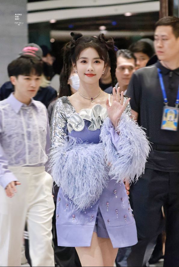 “หวังเฮ่อตี้-แองเจล่าเบบี้” นำทีมซุปตาร์จีนใส่ชุดไทยถ่ายรายการ “Keep Running”  ที่เมืองโบราณ (มีคลิป)