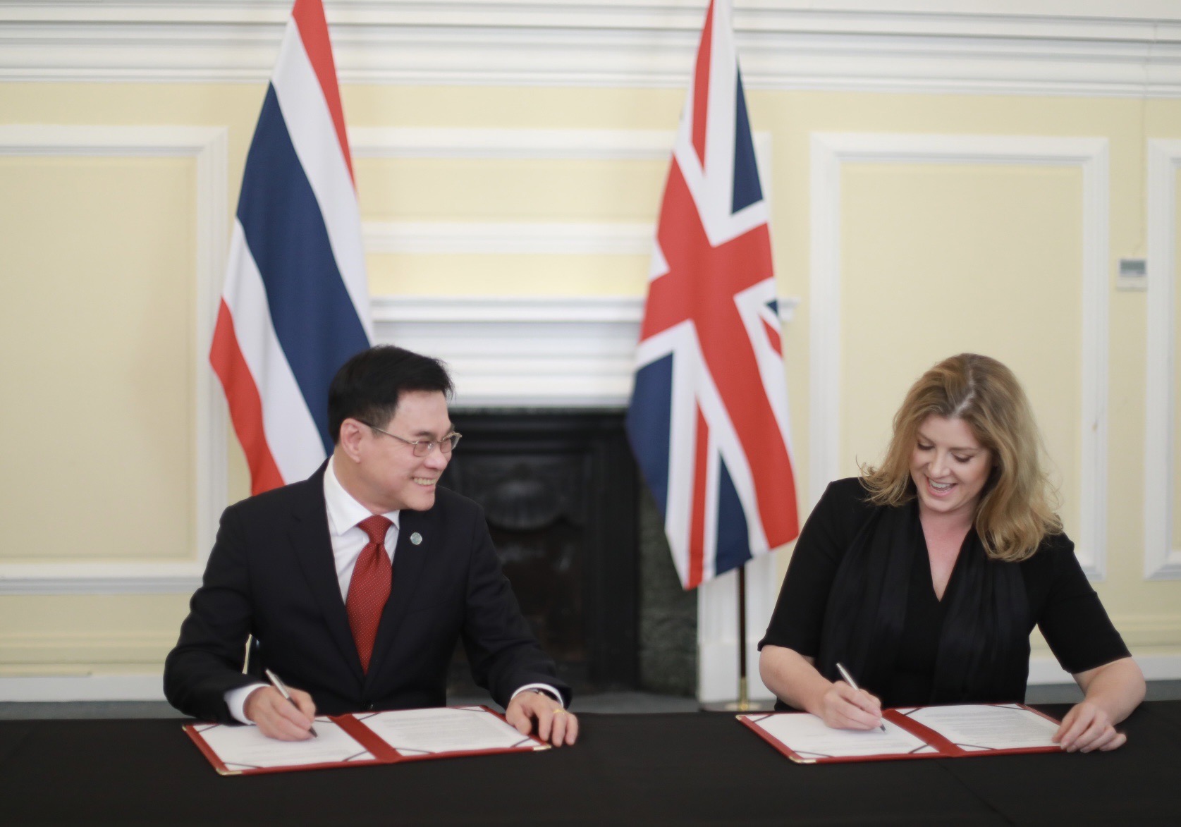 จุรินทร์ ปลื้มความสำเร็จ ประชุมเศรษฐกิจการค้าไทย-สหราชอาณาจักร 