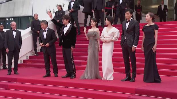 ไม่ได้ตั้งใจ?!! สาวฝรั่งเศสเบียดชน ‘ไอยู’ บนพรมแดงเมืองคานส์