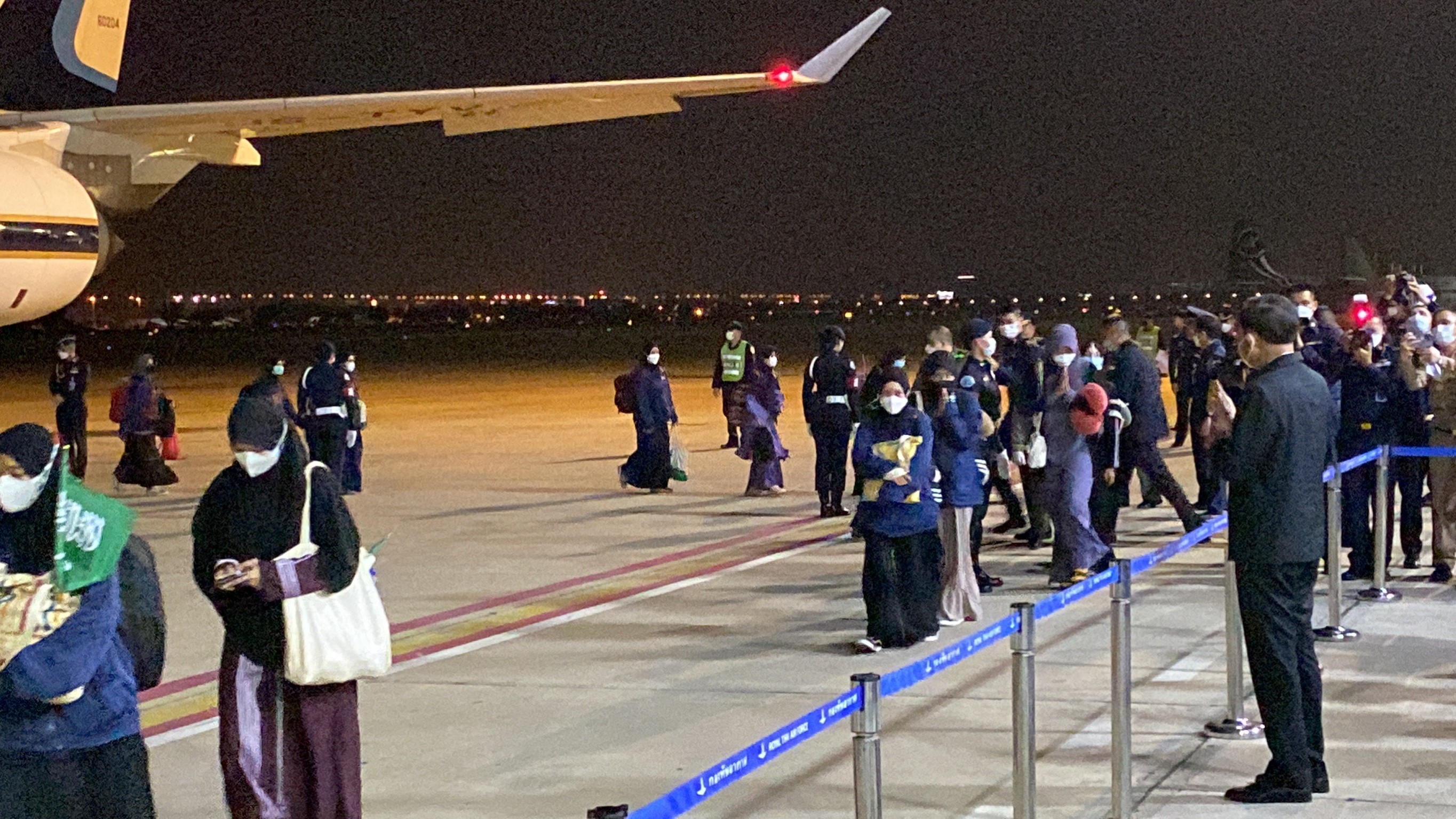 ​ประมวลภาพ นายกฯ รับ คนไทยในซูดาน ชุดแรก 