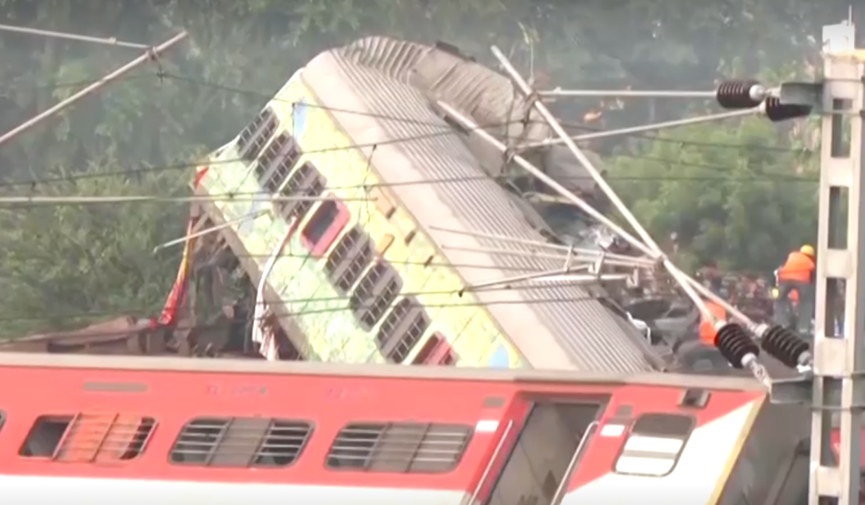 คืบหน้า “รถไฟชนกันที่อินเดีย” ยอดเสียชีวิตพุ่งเกือบ 300 ราย มากสุด 20 ปี