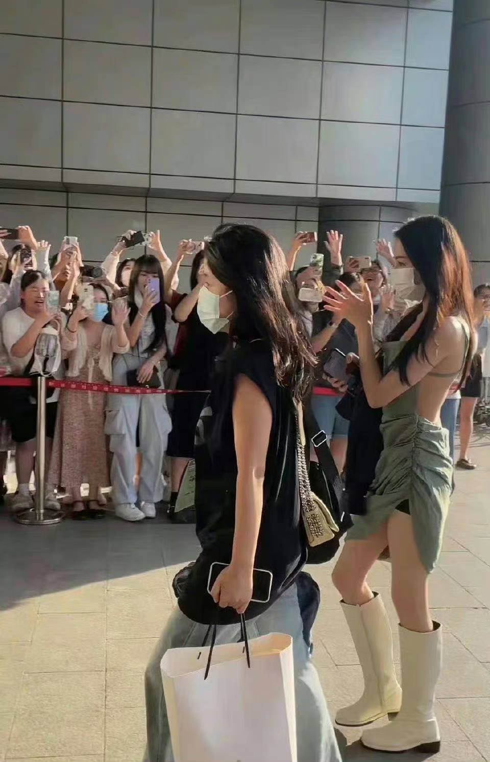 “ตี๋ลี่เร่อปา” ยังใส่เสื้อเปลือยหลัง แม้ถูกแฟนคลับแอบลูบหลังที่สนามบิน “ตี๋ลี่เร่อปา” ยังใส่เสื้อเปลือยหลัง แม้ถูกแฟนคลับแอบลูบหลังที่สนามบิน