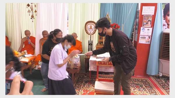 ครอบครัว พุ่มพวง ดวงจันทร์ มอบทุนการศึกษา 30 ทุน   (มีคลิป) 