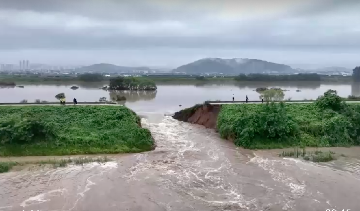 สรุปสถานการณ์ล่าสุด ‘เกาหลีใต้น้ำท่วม-ดินถล่ม’ เสียชีวิต-สูญหาย 49 ราย สรุปสถานการณ์ล่าสุด ‘เกาหลีใต้น้ำท่วม-ดินถล่ม’ เสียชีวิต-สูญหาย 49 ราย