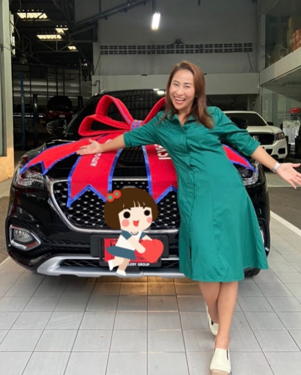 ลาล่า อาร์สยาม อวดรถคันใหม่จากเงินของ ฟิล์ม รัฐภูมิ ลาล่า อาร์สยาม อวดรถคันใหม่จากเงินของ ฟิล์ม รัฐภูมิ